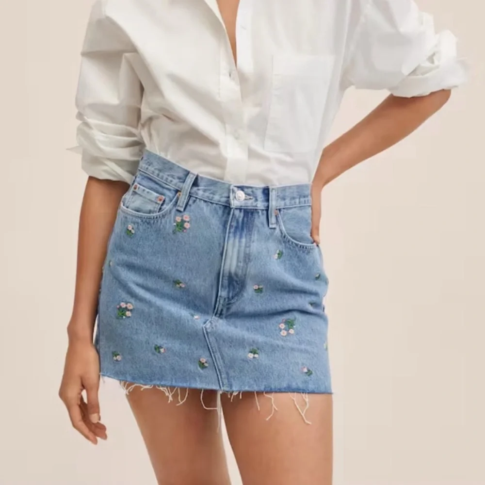 ๐MANGO Denim Mini Skirt with Pink Flowers ๐ - Picture 1 of 11